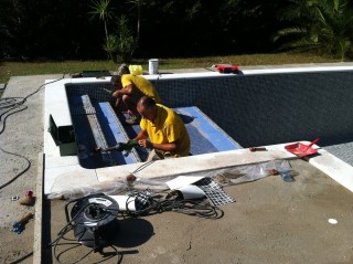 Trabajos de reparación del liner de la piscina