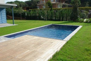 Piscina con tarima elevada