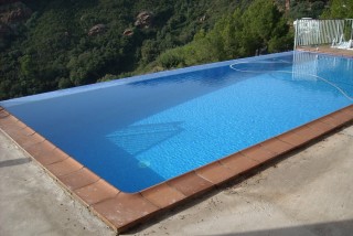 Piscina con desbordante infinito