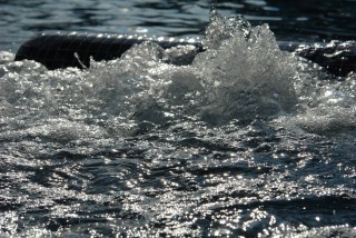 Detalle de piscina con spa en funcionamiento