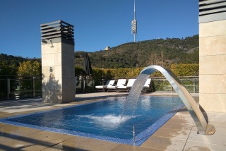 Piscina con pavimento elevado y cascada