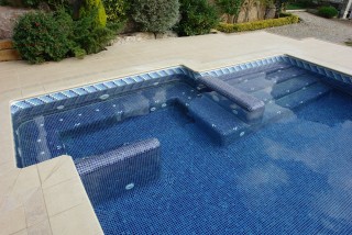 Piscina con spa integrado