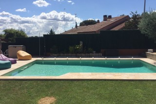 Piscina con escalera adosada