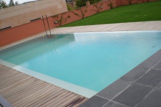 Piscina con desbordante invisible