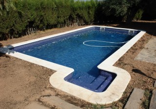 Piscina rectangular con escalera irregular