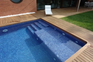 Piscina con escalera con playa