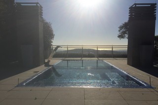 Piscina con acabado nacarado azul