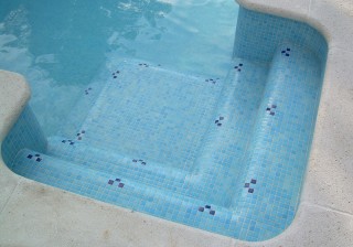 Piscina con escalera especial