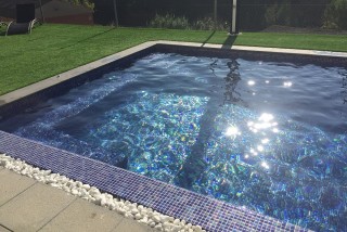 Piscina con revestimiento nacarado azul