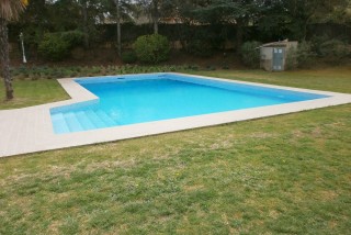 Piscina reformada con acabado revestimiento blanco