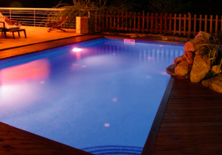 Iluminación de piscina con leds por la noche