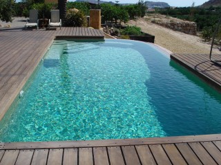 Piscina con tarima y pavimento continuo