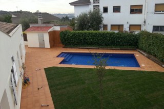 Piscina con cuarto técnico, ducha, terraza y césped