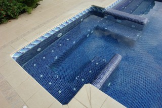 Piscina con escalera y spa