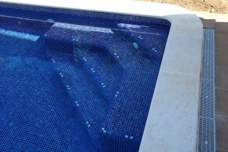 Piscina con escalera en ángulo