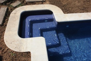 Piscina con escalera especial