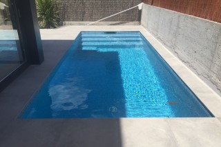 Piscina con revestimiento porcelánico y revestimiento egeo