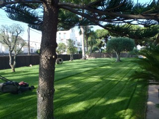 Mantenimiento de piscinas en jardín particular