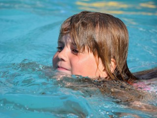 Niña nadando en una piscina