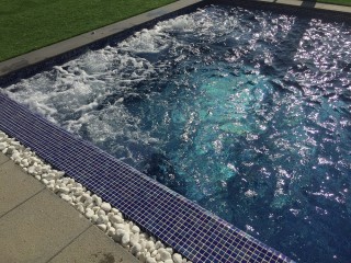 Piscina lúdica con spa de aire y agua