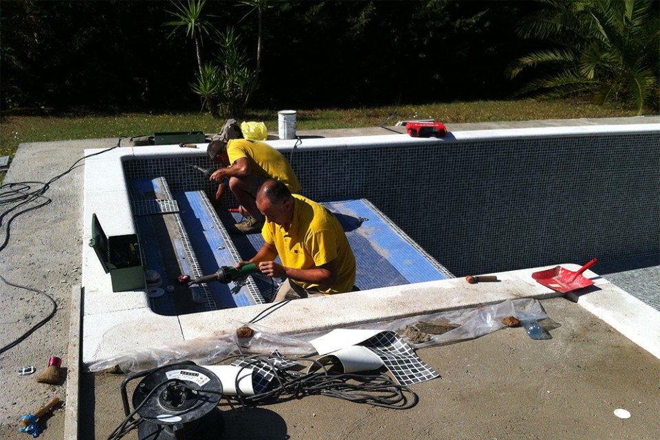 Trabajos de mantenimiento en una piscina