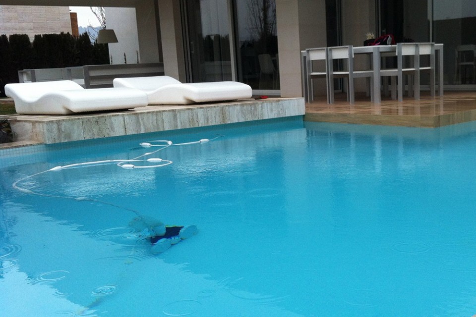 Fotografía de piscina con sistema de limpieza en marcha